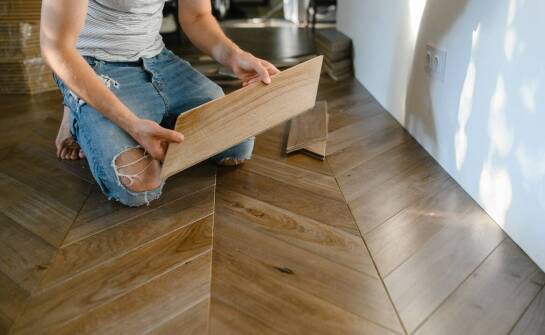 Deski podłogowe – najważniejsze cechy i zastosowanie w aranżacji wnętrz