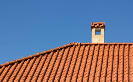 Podbitka dachowa – funkcje, materiały i kluczowe aspekty wykończenia dachu