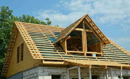 Budowa więźby dachowej – najważniejsze materiały i praktyczne zastosowania