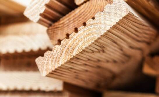 Drewno klejone – co warto wiedzieć o zastosowaniach i zaletach w budowie