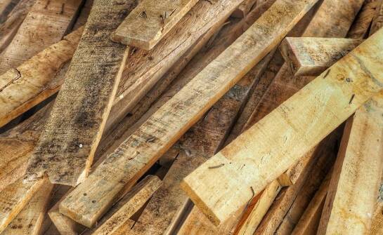 Tarcica sucha – najważniejsze cechy, zastosowania i zalety w budownictwie