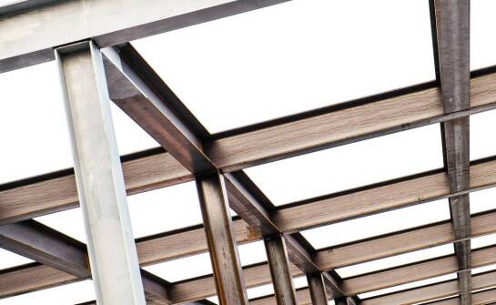 Najważniejsze cechy i zastosowania więźby dachowej w budownictwie domów