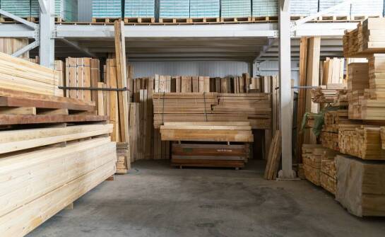 Drewno konstrukcyjne i wykończeniowe – zastosowania oraz wybór materiałów