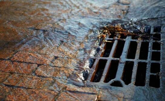 Jak przebiega wykrywanie wycieków i osuszanie podposadzkowe po zalaniu