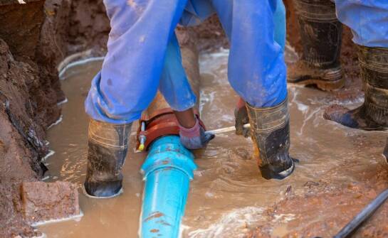 Sposoby wykrywania wycieków i usuwania wilgoci spod posadzek po zalaniu