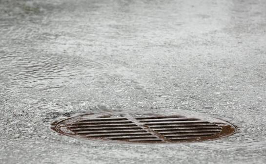 Jak skutecznie wykrywać wycieki i usuwać wilgoć spod posadzek po zalaniu