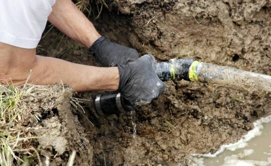 Skuteczne rozwiązania problemów z wyciekami i wilgocią pod posadzką po zalaniu