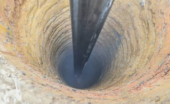 Jak rozpoznać pierwsze objawy wycieku pod posadzką i uniknąć szkód