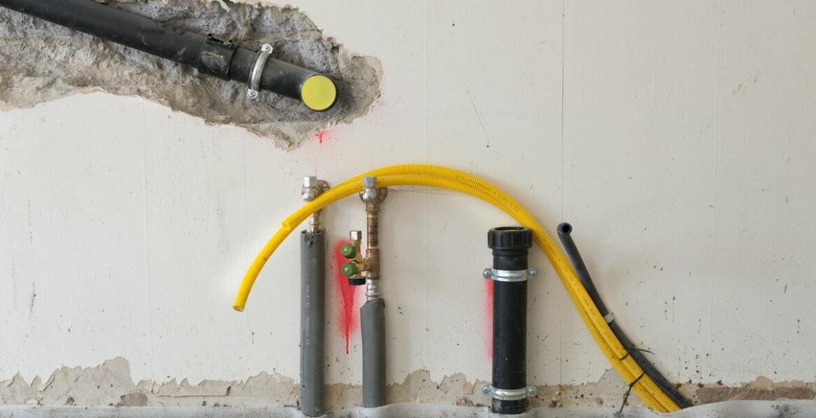 Co powoduje ukryte wycieki pod posadzką i jak je skutecznie namierzyć