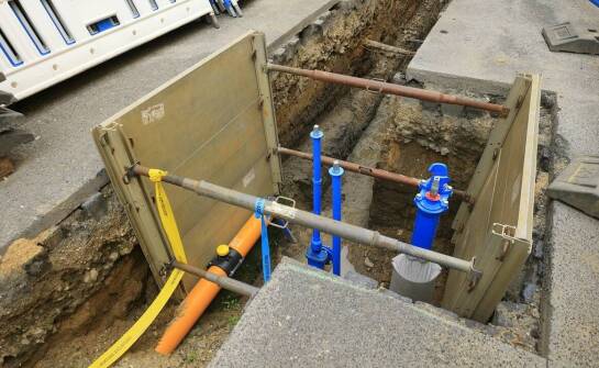 Jak znaleźć źródło wycieku wody pod posadzką i zapobiec szkodom