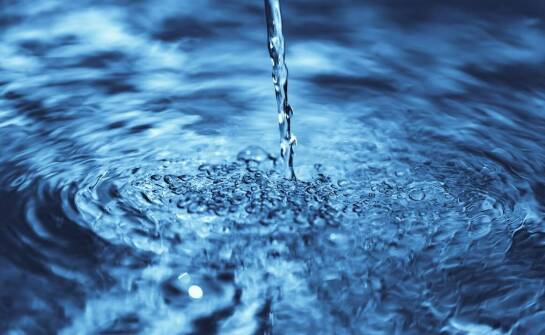 Jak wygląda proces usuwania wilgoci i lokalizowania wycieków pod posadzką