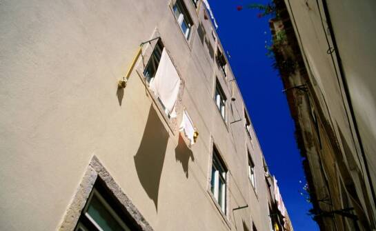 Przyczyny zawilgocenia mieszkań i skuteczne sposoby usuwania wilgoci