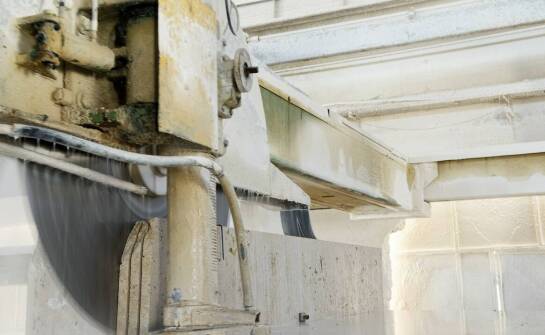 Jak powstaje wilgoć w budynkach i jakie są skuteczne sposoby jej usuwania