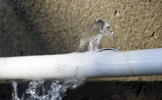 Wyciek wody pod podłogą – jak go rozpoznać i co zrobić w razie awarii