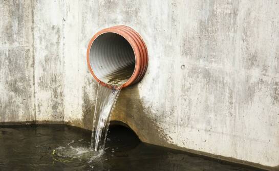 Wyciek wody w domu – najważniejsze objawy, skutki i sposoby postępowania