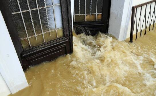 Jakie działania podjąć po zalaniu? Praktyczne informacje o usuwaniu wilgoci