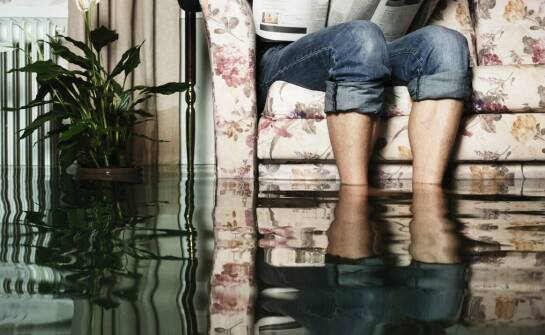 Jak bezpiecznie usuwać wilgoć i zapobiegać jej powrotowi po zalaniu mieszkania