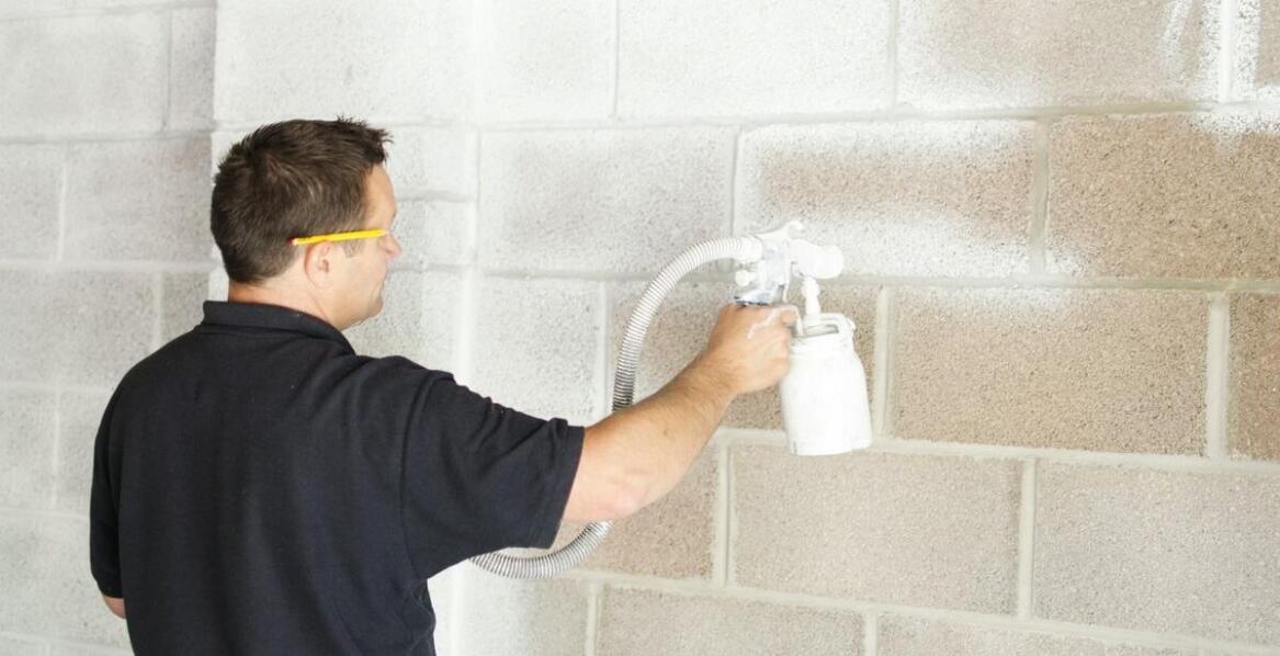 Przyczyny zawilgocenia ścian i skuteczne sposoby ich osuszania po zalaniu