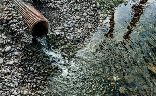 Jak wykryć wyciek wody pod podłogą – objawy, zagrożenia i rozwiązania