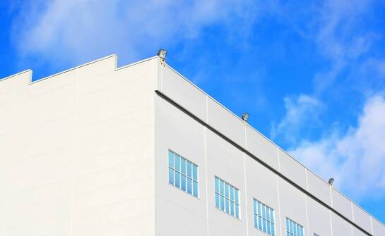 Osuszanie budynków – najważniejsze informacje o przyczynach i skutkach wilgoci