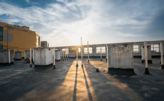 Skuteczne sposoby walki z wilgocią w budynkach po zalaniu i awariach instalacji