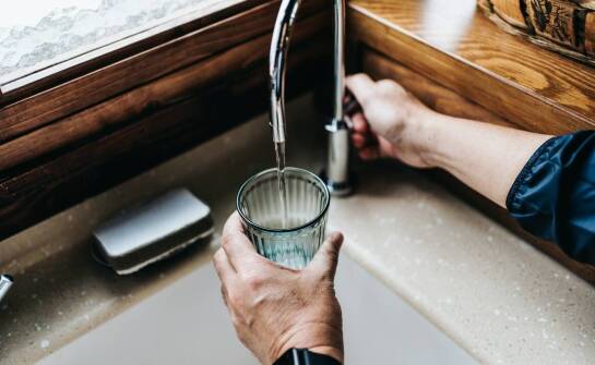 Jak przebiega wykrywanie nieszczelności w instalacjach i jakie są tego skutki