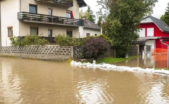 Osuszanie budynków po zalaniu – skutki wilgoci i sposoby ich ograniczania