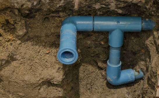 Jak rozpoznać obecność wycieków w instalacjach wodnych i uniknąć strat