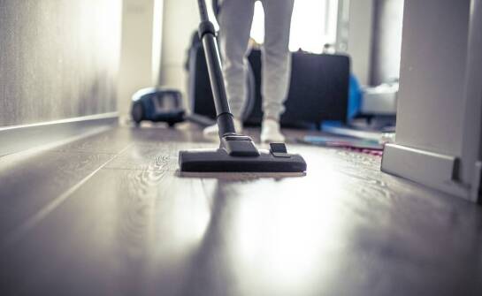 Osuszanie podposadzkowe – skuteczne metody walki z wilgocią pod podłogą