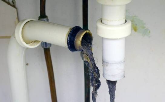 Jakie sygnały świadczą o wycieku pod podłogą i jak go szybko wykryć