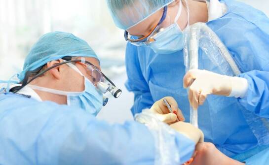 Jak wygląda leczenie zębów u chirurga stomatologicznego – etapy i wskazania