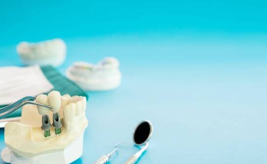 Implanty zębów – jak przebiega leczenie i jakie są przeciwwskazania