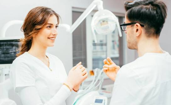 Aparaty ortodontyczne – kiedy warto rozważyć korektę zgryzu i jakie są opcje