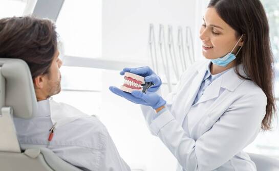 Protetyka stomatologiczna – jak przebiega proces odbudowy uzębienia?