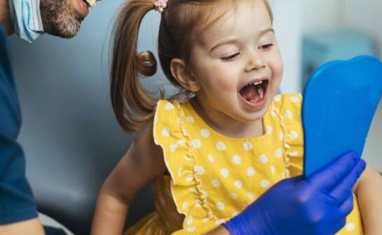 O co najczęściej pytają rodzice podczas wizyty u stomatologa dziecięcego?