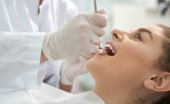 Sposoby na zdrowy i piękny uśmiech – możliwości współczesnej stomatologii