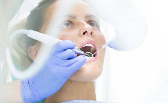 Zabiegi poprawiające estetykę zębów – korzyści, metody i efekty zmian