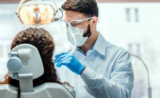 Kiedy udać się do stomatologa i jakie objawy mogą wskazywać na problemy z zębami