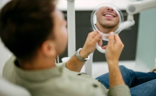 Jakie możliwości daje odbudowa zębów u protetyka stomatologicznego?