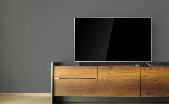 Komoda RTV z drewna – inspiracje aranżacyjne i praktyczne zastosowania