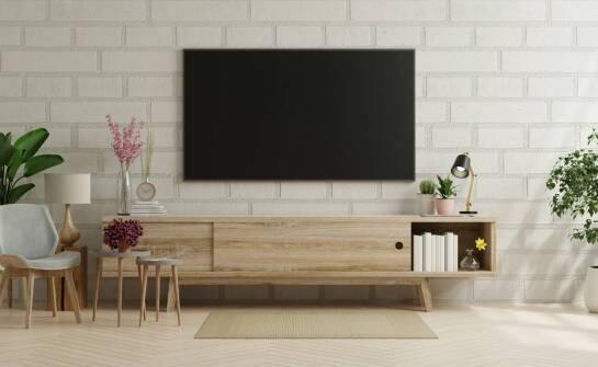 Komoda RTV drewniana – jak dobrać model pasujący do różnych stylów wnętrz