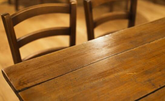 Krzesła dębowe w aranżacji wnętrz – zalety, trendy i inspiracje