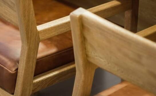 Krzesła drewniane dębowe – jakie wybrać i z czym je zestawiać?