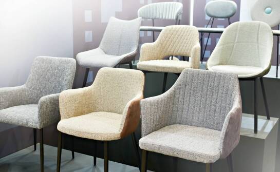 Jak powstają krzesła tapicerowane – etapy produkcji i wybór materiałów