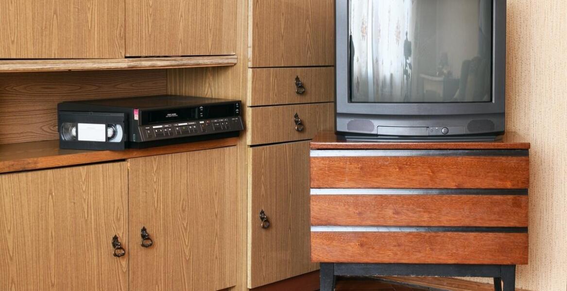 Komoda RTV drewniana – inspiracje, zalety i najczęstsze wybory użytkowników