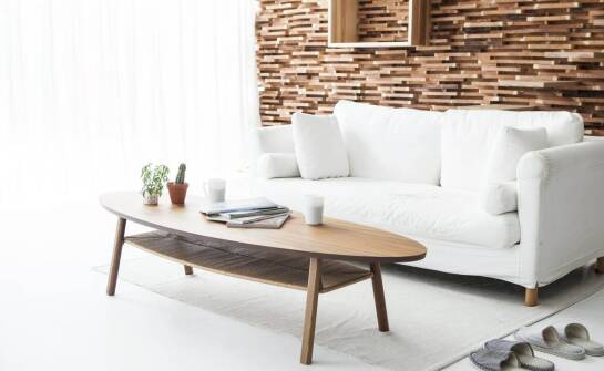 Drewniane stoliki kawowe do salonu – inspiracje i aktualne trendy