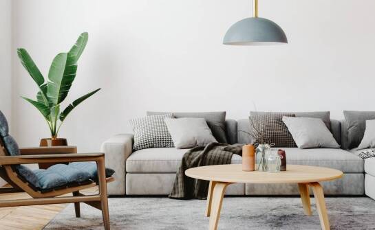 Dlaczego warto wybierać drewniane stoliki kawowe do salonu?