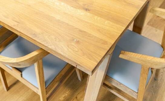 Stół dębowy rozkładany – praktyczne rozwiązania i zastosowania w domu