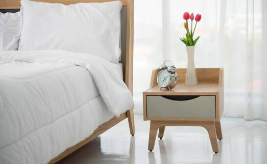 Szafki nocne z drewna – funkcjonalność i styl w aranżacji sypialni