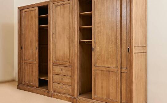 Szafa dębowa trzydrzwiowa – zalety, inspiracje i sposoby aranżacji wnętrz